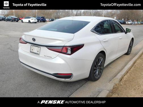 2024 Lexus ES 300h Luxury