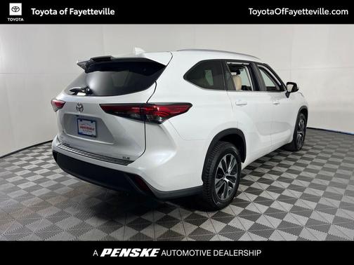 Wind Chill Pearl 2022 Toyota Highlander XLE
