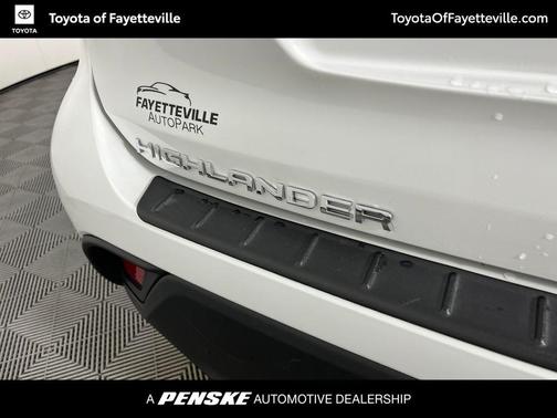 Wind Chill Pearl 2022 Toyota Highlander XLE
