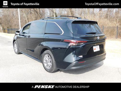 2025 Toyota Sienna LE