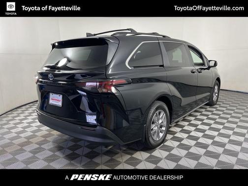2025 Toyota Sienna LE
