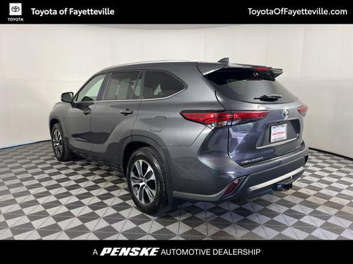 Magnetic Gray Metallic 2023 Toyota Highlander XLE