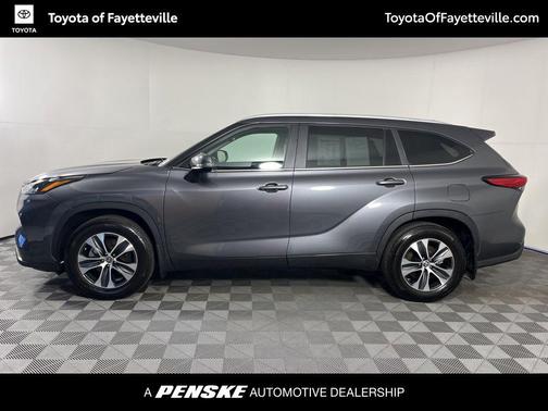 Magnetic Gray Metallic 2023 Toyota Highlander XLE
