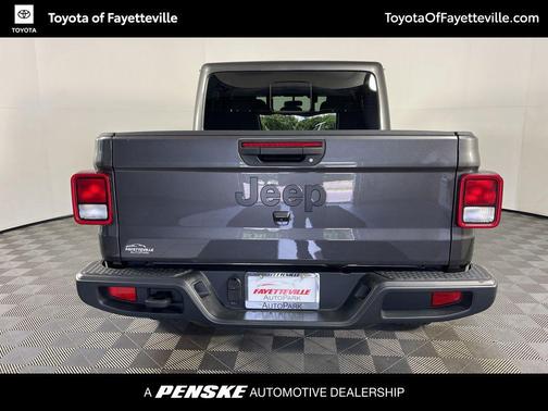 Granite Crystal Metallic Clearcoat 2024 Jeep Gladiator Nighthawk