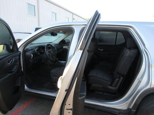 Silver Ice Metallic 2020 Chevrolet Traverse LS