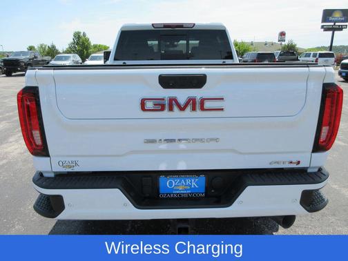 Summit White 2022 GMC Sierra 2500 AT4