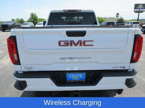 Summit White 2022 GMC Sierra 2500 AT4