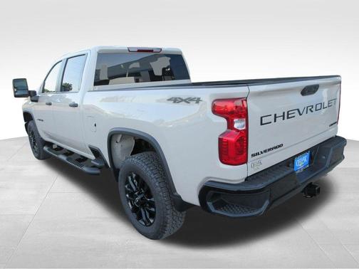 White Sand 2026 Chevrolet Silverado 2500 Custom