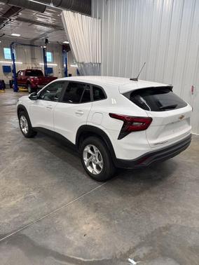 Summit White 2025 Chevrolet Trax LS
