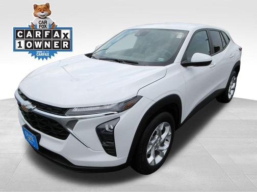 Summit White 2025 Chevrolet Trax LS