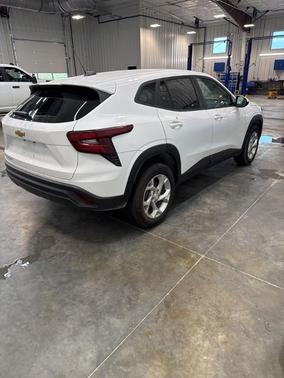 Summit White 2025 Chevrolet Trax LS