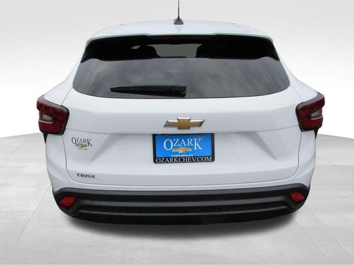 Summit White 2025 Chevrolet Trax LS