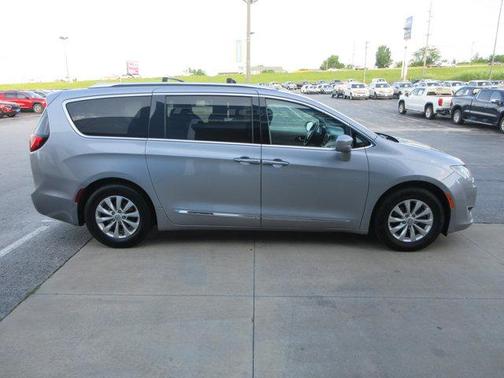 2018 Chrysler Pacifica Touring-L