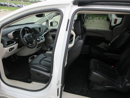 2023 Chrysler Pacifica Touring-L