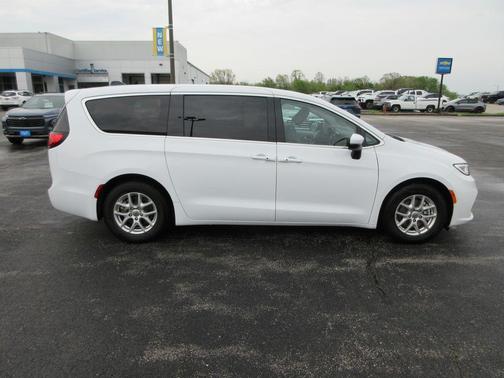2023 Chrysler Pacifica Touring-L