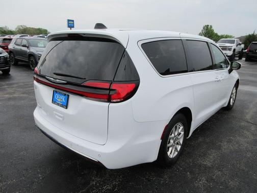 2023 Chrysler Pacifica Touring-L
