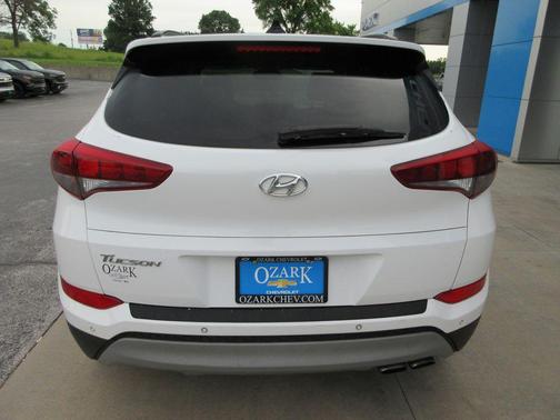 Dazzling White 2018 Hyundai TUCSON Value