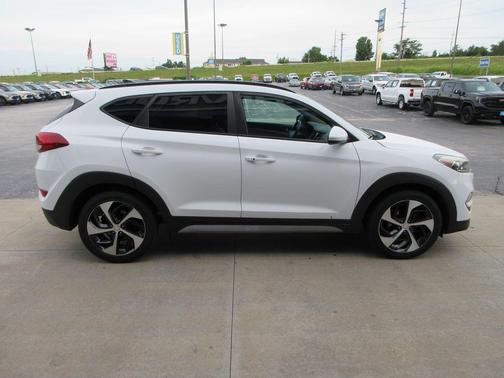 Dazzling White 2018 Hyundai TUCSON Value