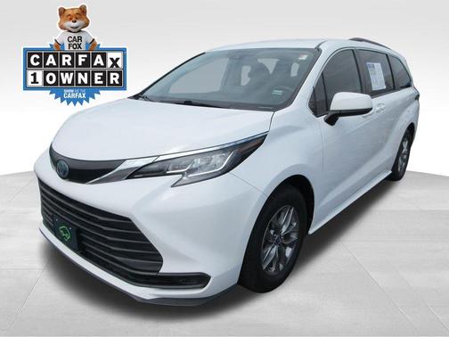 White 2022 Toyota Sienna LE