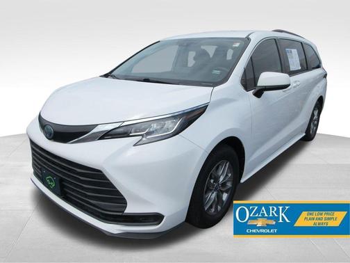 White 2022 Toyota Sienna LE