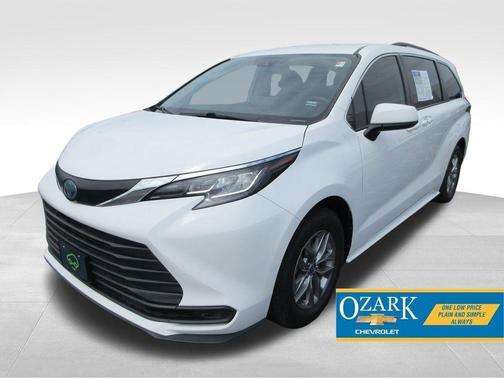 White 2022 Toyota Sienna LE