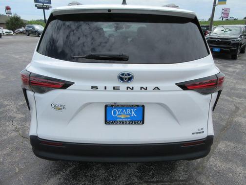 White 2022 Toyota Sienna LE