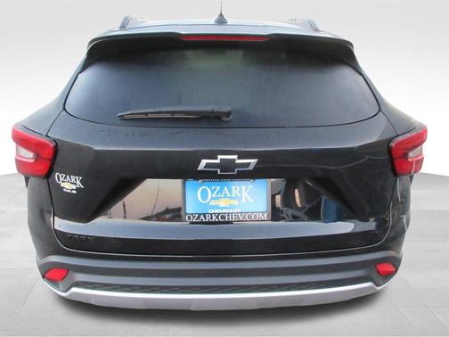 Mosaic Black Metallic 2026 Chevrolet Trax LT