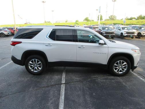Iridescent Pearl Tricoat 2018 Chevrolet Traverse LT Cloth