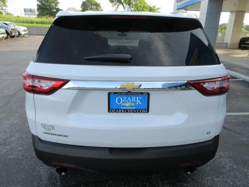 Iridescent Pearl Tricoat 2018 Chevrolet Traverse LT Cloth