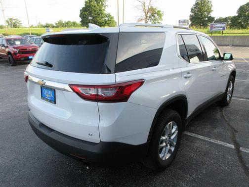 Iridescent Pearl Tricoat 2018 Chevrolet Traverse LT Cloth