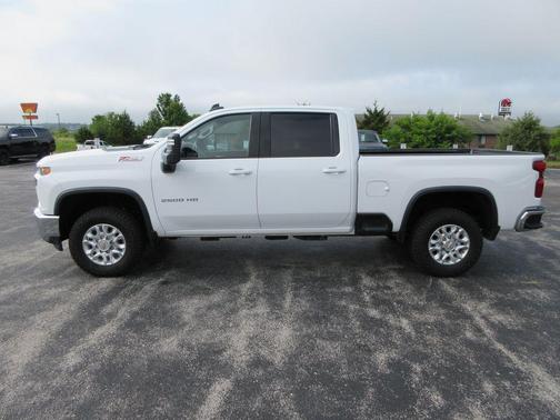Summit White 2022 Chevrolet Silverado 2500 LT