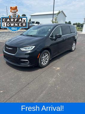 Brilliant Black Crystal Pearlcoat 2023 Chrysler Pacifica Touring-L