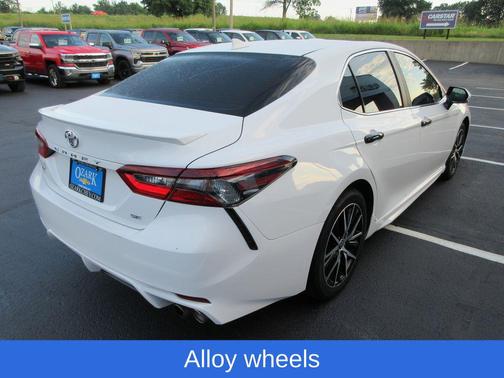Wind Chill Pearl / Midnight Black Metallic 2024 Toyota Camry SE