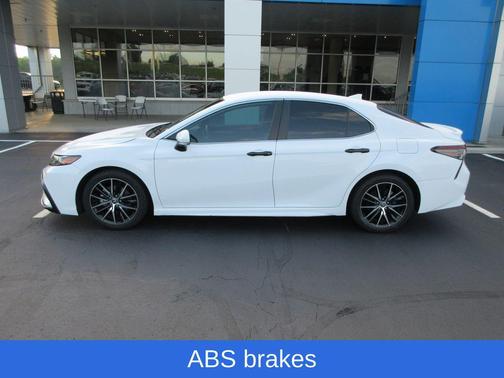 Wind Chill Pearl / Midnight Black Metallic 2024 Toyota Camry SE