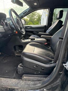 Brilliant Black Crystal Pearlcoat 2019 Dodge Grand Caravan GT