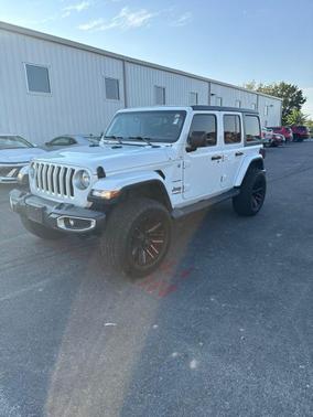 Bright White Clearcoat 2018 Jeep Wrangler Unlimited Sahara
