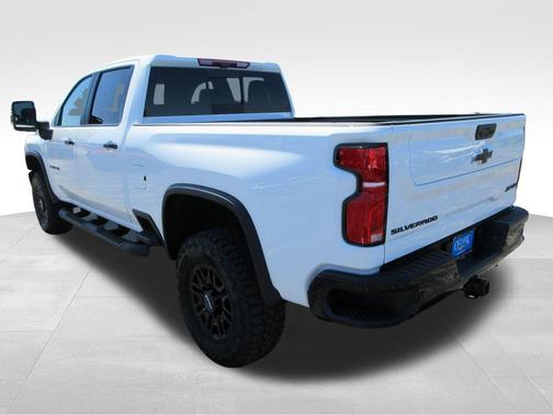 Summit White 2026 Chevrolet Silverado 2500 ZR2