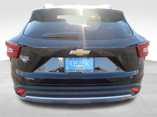 Mosaic Black Metallic 2026 Chevrolet Trax LT
