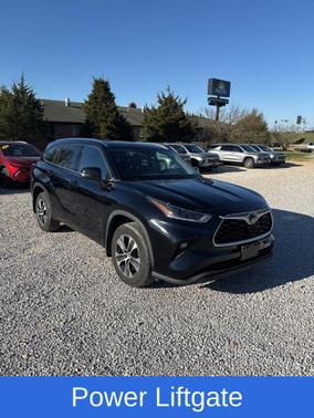 Black 2021 Toyota Highlander XLE