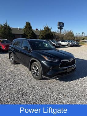 Black 2021 Toyota Highlander XLE