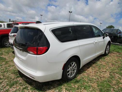 2022 Chrysler Voyager LX
