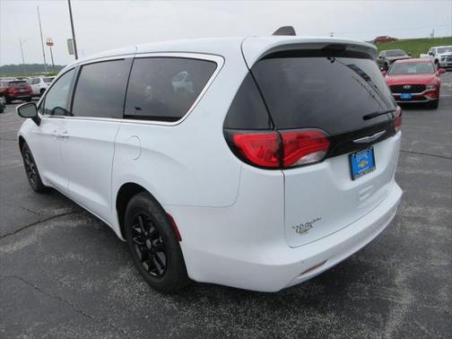2022 Chrysler Voyager LX