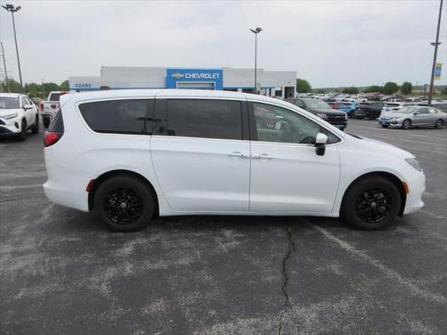 2022 Chrysler Voyager LX