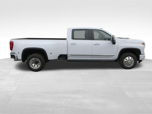 Polar White 2026 Chevrolet Silverado 3500 High Country