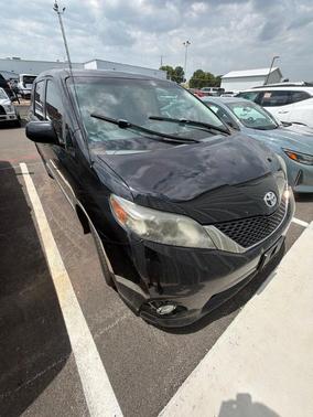 Black 2014 Toyota Sienna SE
