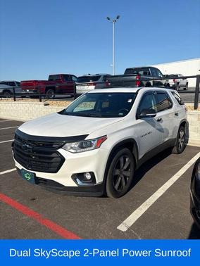 Iridescent Pearl Tricoat 2020 Chevrolet Traverse LT Leather