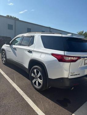 Iridescent Pearl Tricoat 2020 Chevrolet Traverse LT Leather