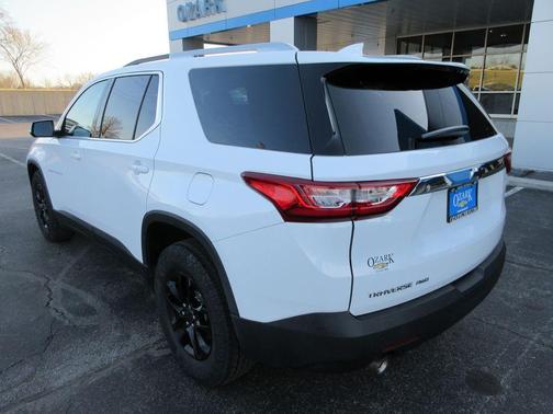 Summit White 2018 Chevrolet Traverse LT Cloth