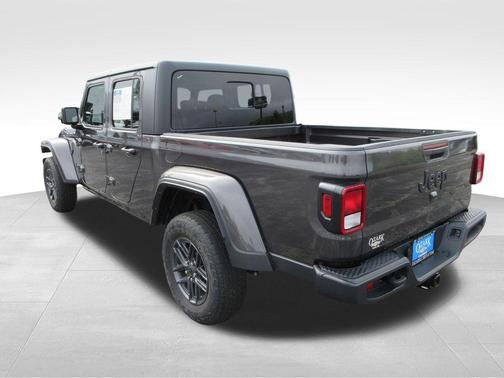 Granite Crystal Clearcoat Metallic 2024 Jeep Gladiator Sport