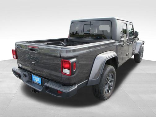 Granite Crystal Clearcoat Metallic 2024 Jeep Gladiator Sport